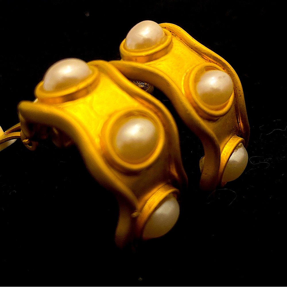 Vintage clip on with matte gold finish - ex condition